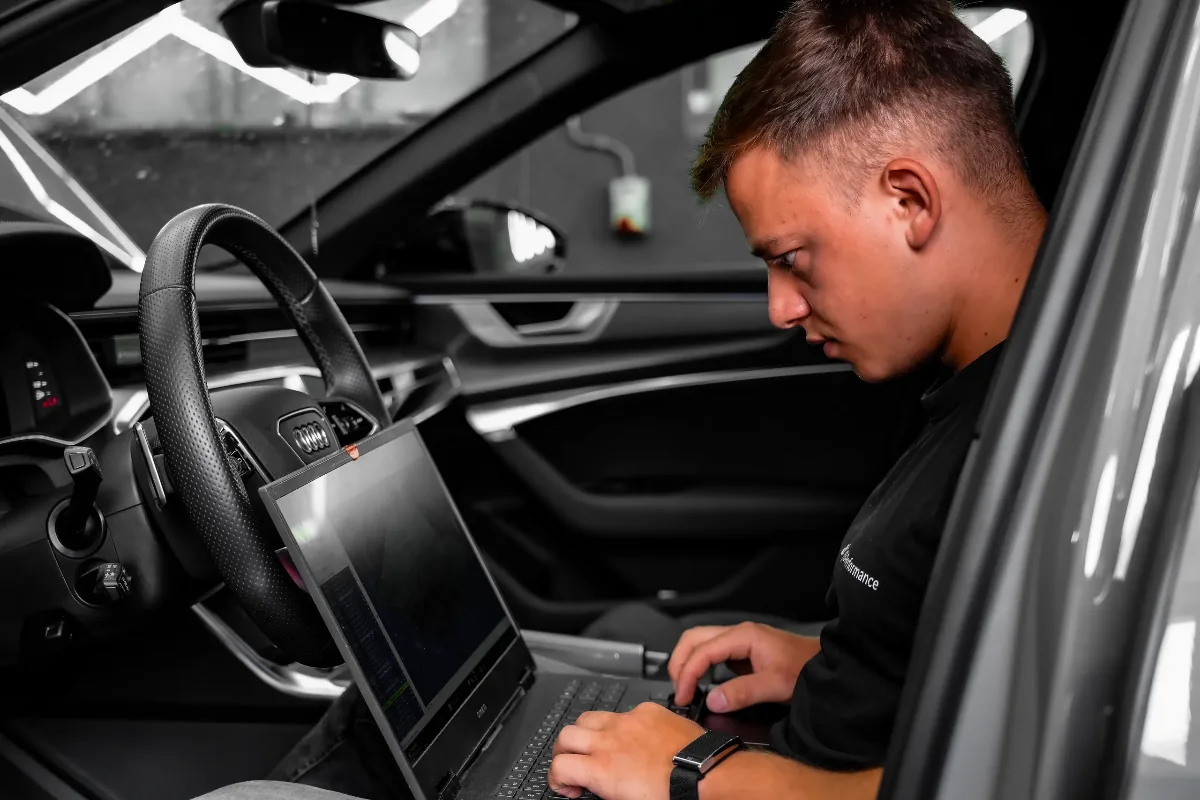 63-Performance Tuner bei der Software-Optimierung im Audi Innenraum
